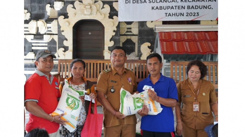 PENYERAHAN BANTUAN BERAS KEPADA MASYARAKAT DESA SULANGAI